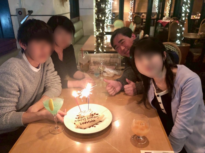 「家族が趣味」と言われるほど家族思いだった文明さん。誕生日にはどんなに遅くなっても、いつもそろってお祝いをしたという（遺族提供）