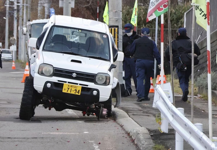 不正改造の末、タイヤが外れる事故を起こした加害者のジムニー＝札幌市西区（写真：共同通信社）