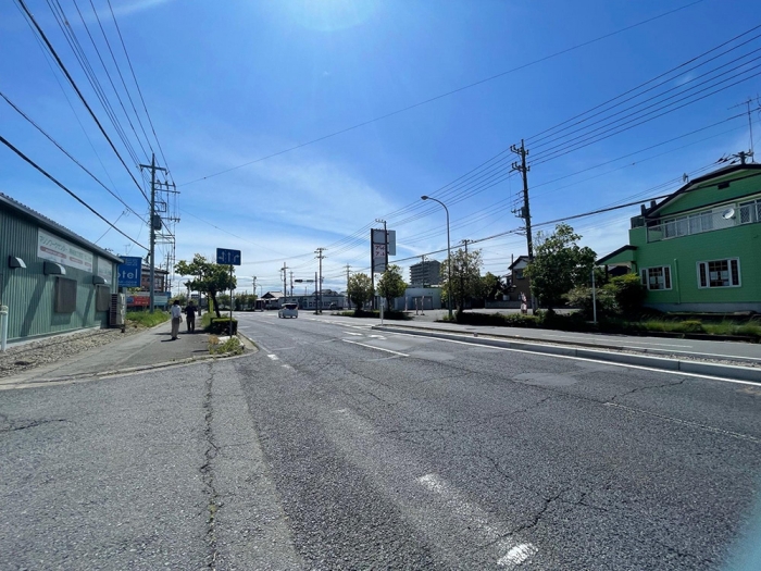 摩耗タイヤを履いた大型トレーラーが、速度オーバーで横転死亡事故を起こした茨城県常総市の国道294号。見通しのよい幹線道路だ（筆者撮影）