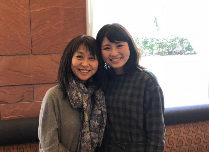 横断歩道で加害車にひかれ亡くなった井野真寿美さん（左）。事故の10日後には、孫娘へのおみやげを携えて、海外に住む長女のすみれさん（右）に会いに行くことを楽しみにしていたという（遺族提供）