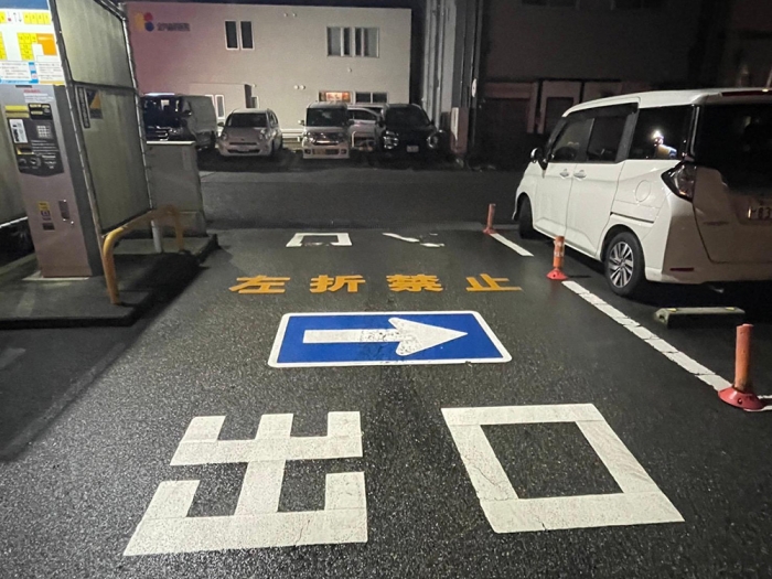コインパーキングの出口にある『左折禁止』のペイントは夜でもはっきり見える。しかし、加害者はこの表示を無視。一方通行を逆走するかたちで左折し、間もなく死亡事故を起こした（筆者撮影）