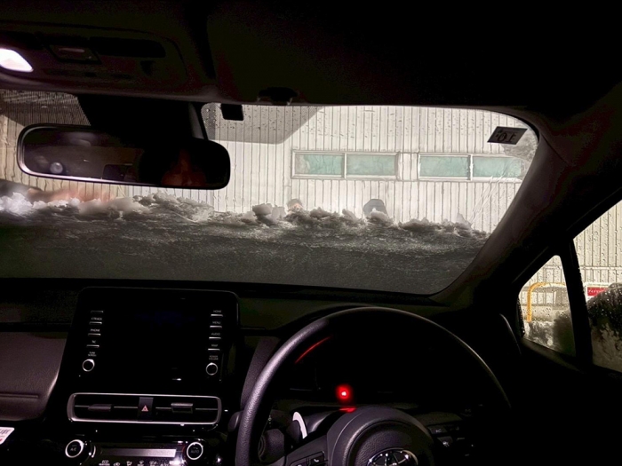 同型車での検証時に車内から撮影した写真。フロントガラスに積もった雪で前方の視界が遮られている様子がわかる（遺族提供）