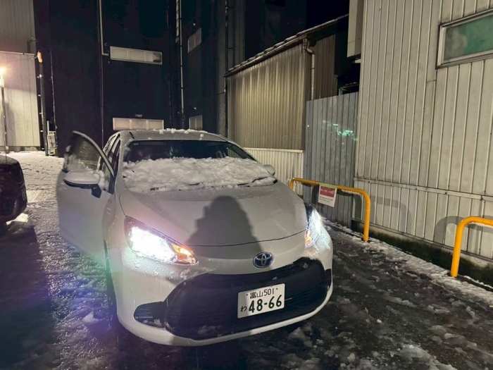 事故当時の車の状況を遺族が同型車で再現実験した際の写真。加害者はこのような状況で除雪しないまま発進した（遺族提供）