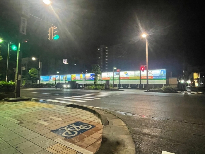 事故現場となった富山市内の横断歩道。夜でも明るく、見通しもよい（筆者撮影）