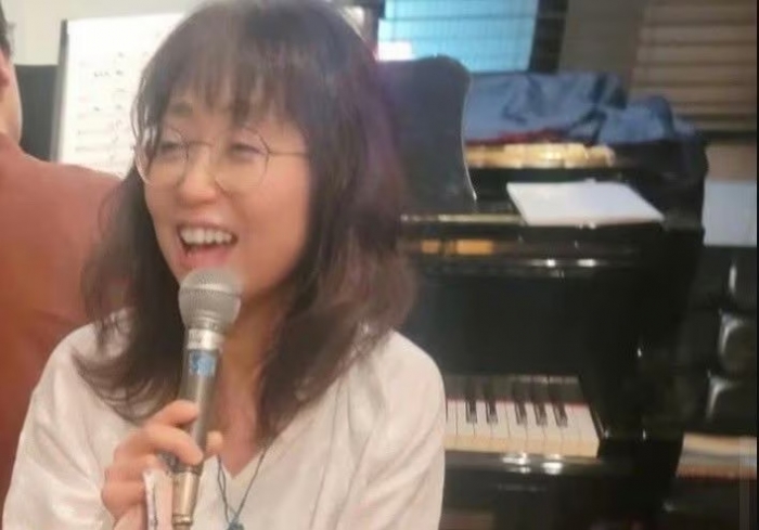 本件事故で亡くなったピアノ講師の井野真寿美さん。多くの生徒たちに慕われていた（遺族提供）