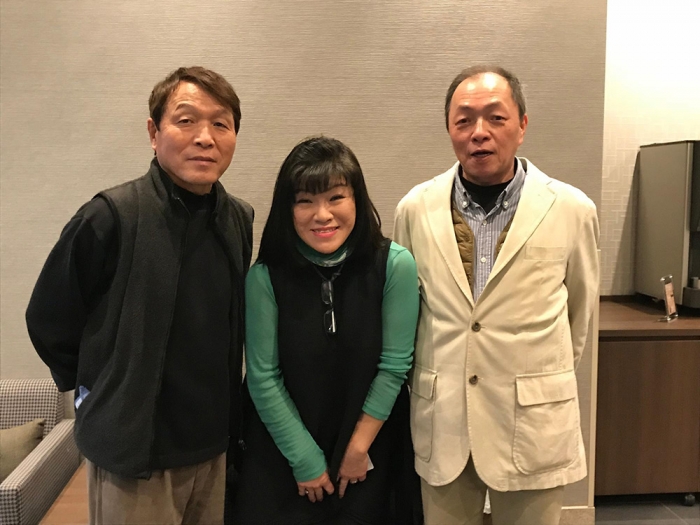 布川事件で29年間の投獄の末、無罪を勝ち取った桜井昌司氏（左・故人）と高知市内で。桜井氏も片岡さん（右）を支援しており、二人はともに四国遍路の旅をしたこともあるという。中央は筆者（筆者の知人撮影）
