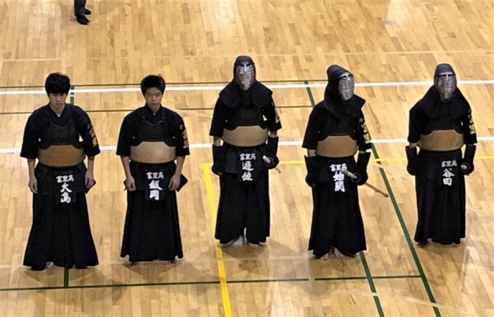 高校生のとき、剣道の団体戦に臨む陽輔さん＝右端（遺族提供）