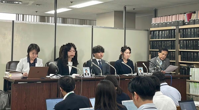 初公判後の被害者遺族の会見。左端が上谷さくら弁護士、右端が高橋正人弁護士（筆者撮影）＊画像は一部加工しています