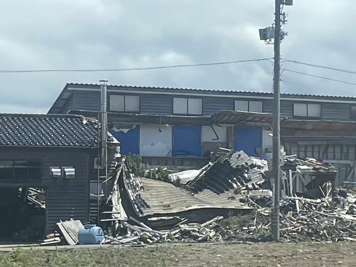 輪島の街にはいたるところに倒壊したままの住宅が残されている（筆者撮影）