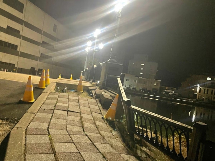 和倉温泉の歩道。震災の傷跡が街の至る所に残っている（筆者撮影）