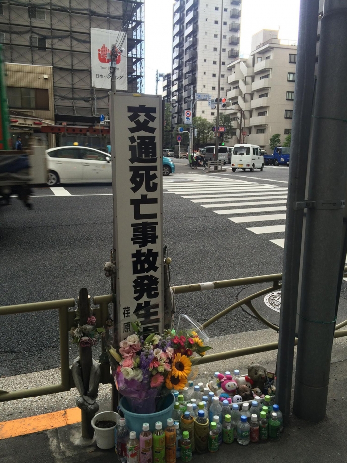 佐藤さんの長女・菜緒ちゃんが青信号の横断歩道を横断中、左折事故で亡くなった都内の事故現場。22年経った今も花が絶えない（筆者撮影）
