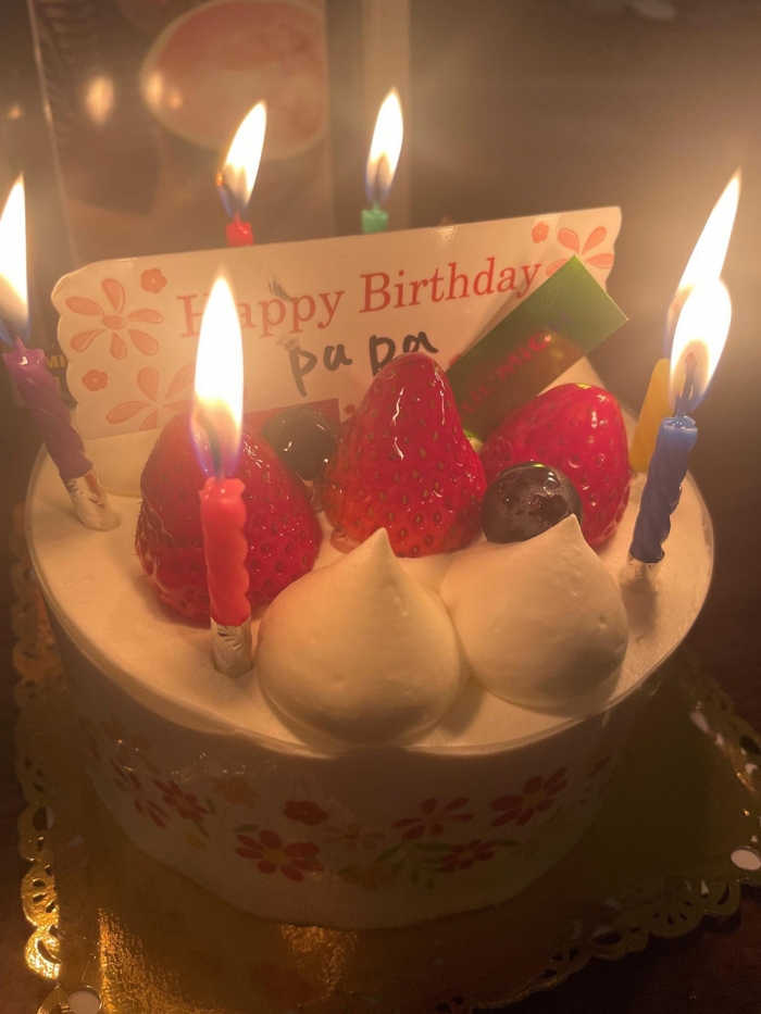 文明さんが事故で亡くなった後も、誕生日ケーキでお祝いを続けているという（遺族提供）