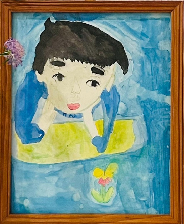 枝里さんが8歳のときに描いた父・文明さん。頬杖をついて蝶を眺めているこの絵をとても気に入り、文明さんはずっと額に入れて飾っていたという（遺族提供）
