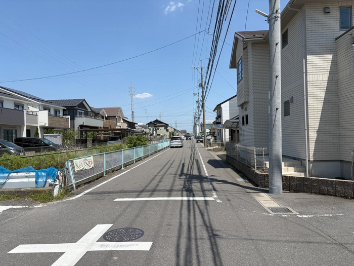 事故現場。この道路の右側路側帯を奥へ向かって歩いているとき、後方から加害車が衝突。沙也香さんは約15メートル飛ばされた（遺族提供）