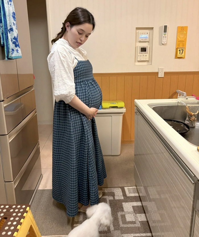 事故4日前、愛おしそうにお腹に手を当てる沙也香さん（遺族提供）