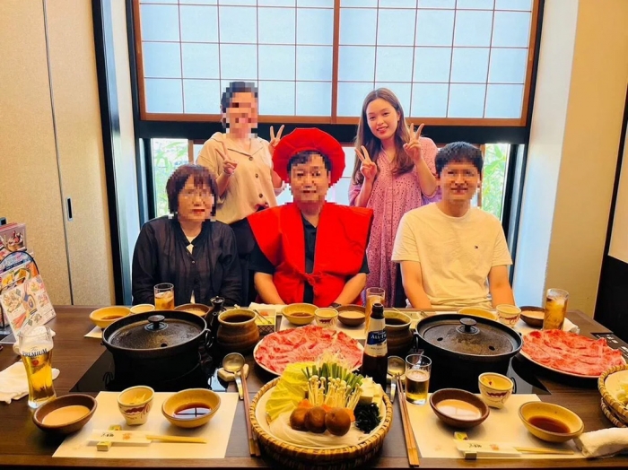 家族が集った水川さんの還暦祝い。沙也香さん（後列右）は、家族への想いを大切にし、記念日にはイベントを用意するなど、いつも家族が笑顔になるひとときを演出してくれたという（遺族提供）＊写真は一部加工しています