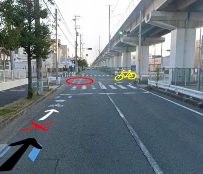 大阪府堺市中区の現場。琴さんは×の印あたりで加害車に追突され、〇印のあたりまで引きずられて倒れていた。乗っていた自転車は右前方に停止していたという（家族提供）