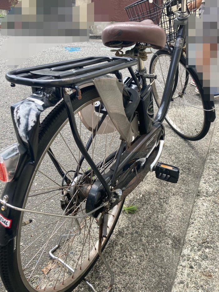 琴さんが乗っていた自転車。後輪の泥よけが大きく前へ曲がっている（家族提供