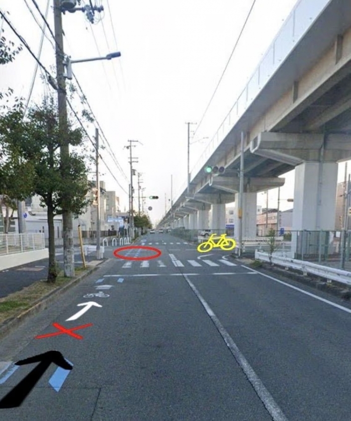 大阪府堺市中区の現場。琴さんは×の印あたりで加害車に追突され、○印のあたりまで引きずられて倒れていた。乗っていた自転車は右前方に停止していたという(家族提供)