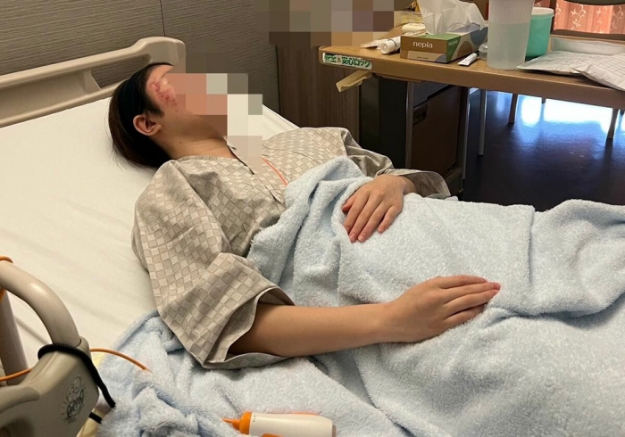 入院先の病院で痛みと闘う琴さん(家族提供)*写真は一部加工してあります