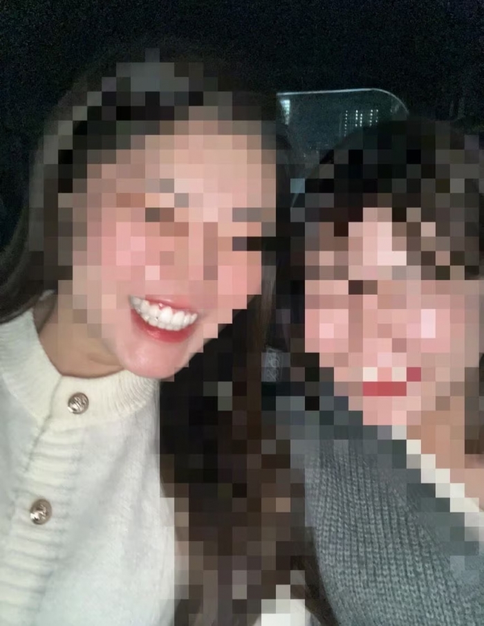 事故に遭う前の琴さん(左)、仲のよい妹と。年明けには海外への語学留学も決まり、勉強とアルバイトに精を出していたという(家族提供)*写真は一部加工してあります