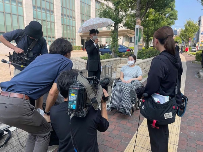 車いすに乗ってメディアのカコミ取材を受ける琴さん(筆者撮影)*写真は一部加工してあります