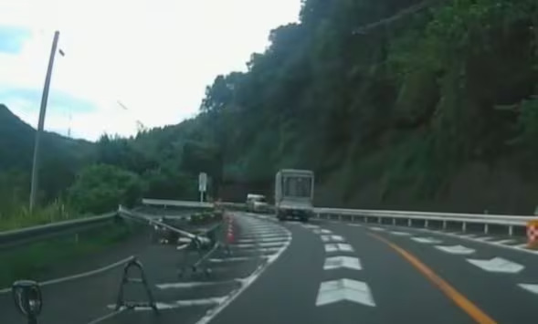 事故直前、センターラインをはみ出したトラック。ドライブレコーダー映像よりキャプチャ