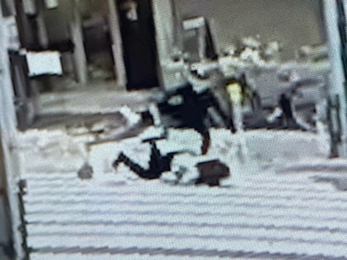 事故瞬間の画像。ドライブレコーダーの映像から切り抜いた。自転車の男性は事故後、「ごめんなさい」と言って走り去ったという