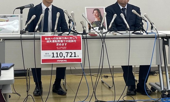 公判の直後、一宮市内の弁護士会館で、義父(右・沙也香さんの実父)とともに記者会見を行う研谷友太さん(筆者撮影)