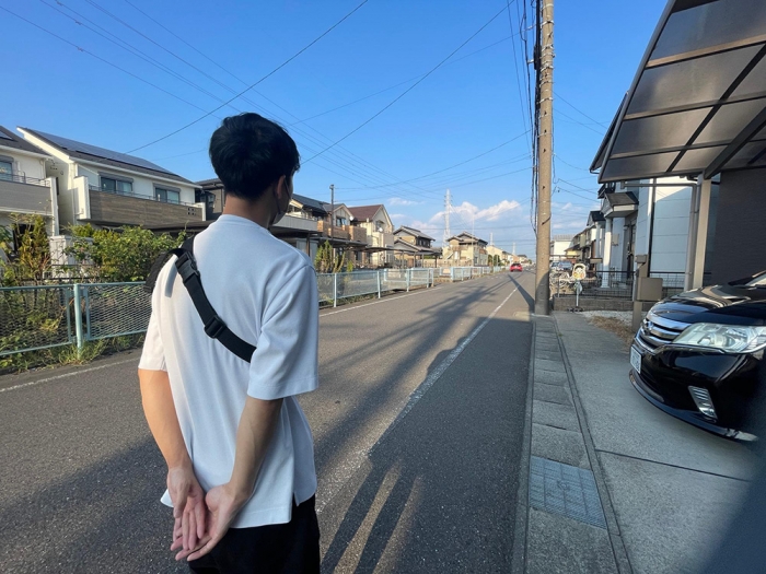 散歩中だった妻がはねられた事故現場を見つめる友太さん。被告車のドライブレコーダーには、事故の9秒前から右側にそれていく様子と、道路右脇を歩いていた沙也香さんを後ろからはねる瞬間が映っていた(筆者撮影)