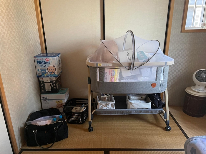 沙也香さんの実家には、今も出産のために準備されたグッズやベビーベッドなどがそのまま置かれている(筆者撮影)