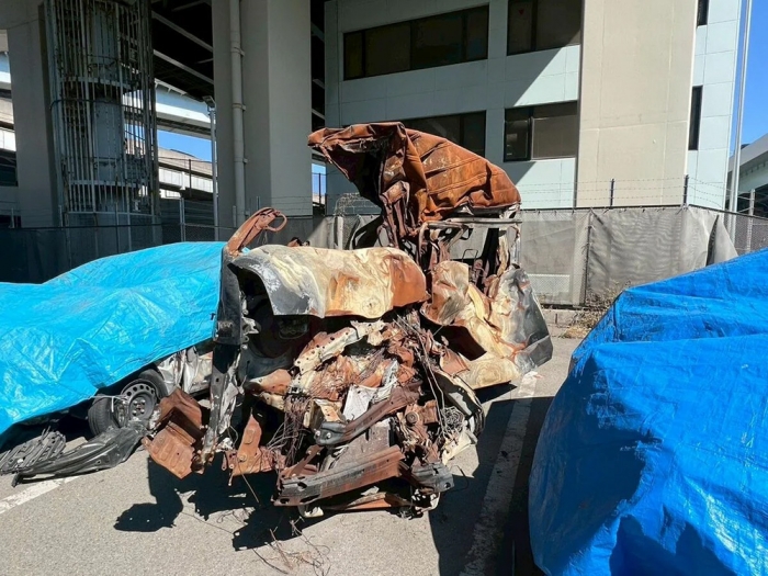 被告のトラックの追突に巻き込まれ炎上した杉平さんのハイエース(遺族提供)