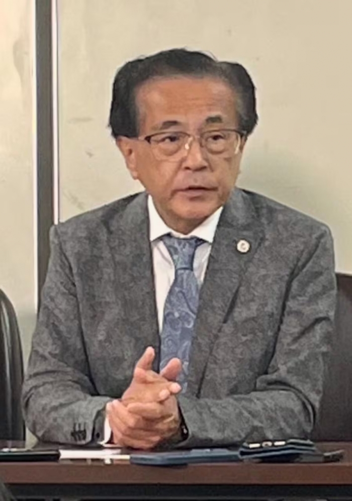 判決後、記者会見を行う高橋正人弁護士