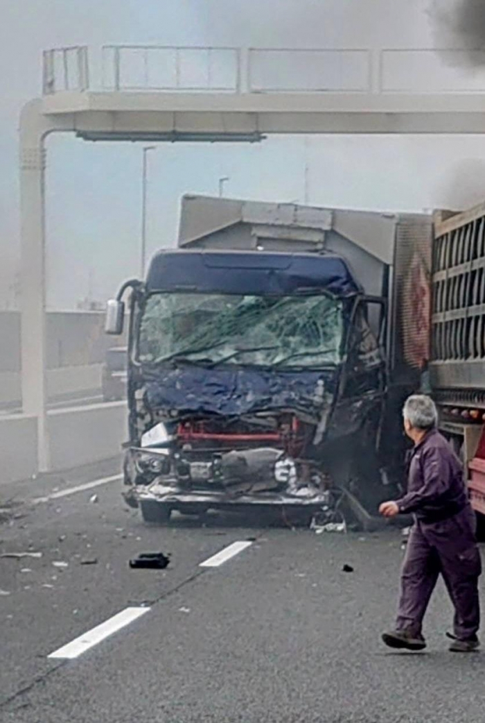 事故直後、トラックの運転席に座ったままの降籏被告。無傷だったにもかかわらず、なかなか降りてこようとせず、運転席で何かを探している様子だった。降りてからも被害者を救護する様子はまったくなかったという(山口さん提供)