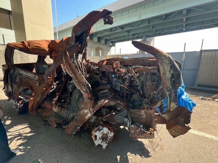 本件事故で玉突き衝突に巻き込まれ死亡した杉平裕紀さん(42)の車。衝撃の大きさが見て取れる(遺族提供)