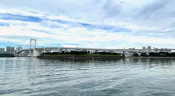 レインボーブリッジの真下に位置する第三台場(筆者撮影)