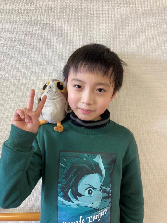 フクロウが大好きだったという晴琉くん。将来は生物学者になる夢を抱いていたという(遺族提供)