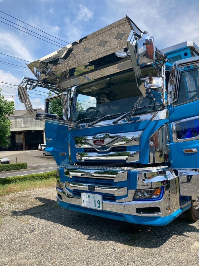 加害者の10トントラック。左前部で横断歩道を渡る晴琉くんをはねて押し倒し、そのまま車底部に巻き込んで進んだ（平田さん撮影）