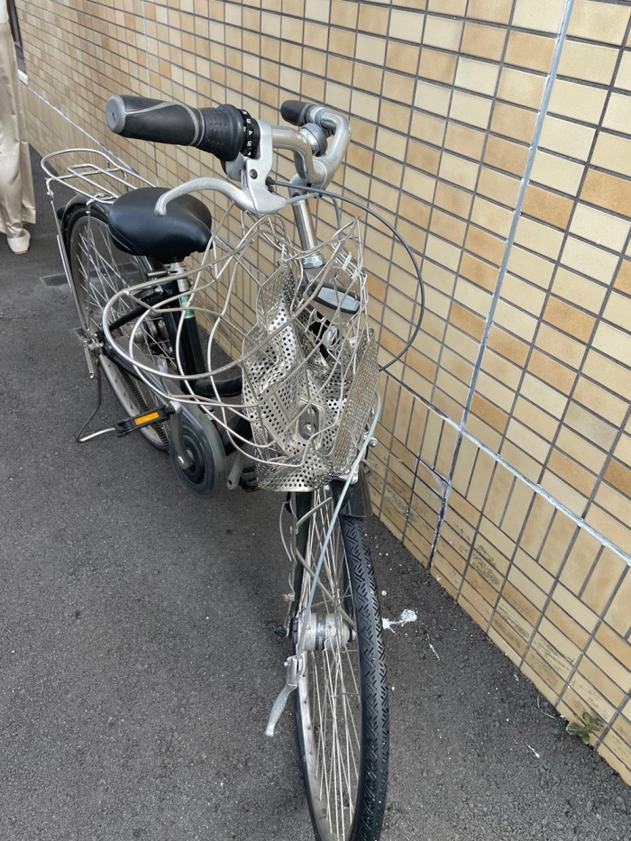 ダンプに巻き込まれ、前カゴがつぶされた晴琉くんの自転車（筆者撮影）