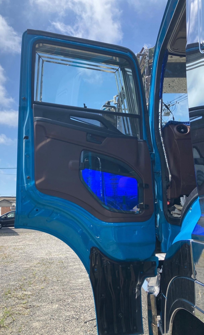 左の助手席ドアの「安全確認窓」には濃いブルーのスモークフィルムが貼られ、窓の前には工具箱が置かれていたため、運転席から外部の見通しはゼロだったという（平田さん撮影）