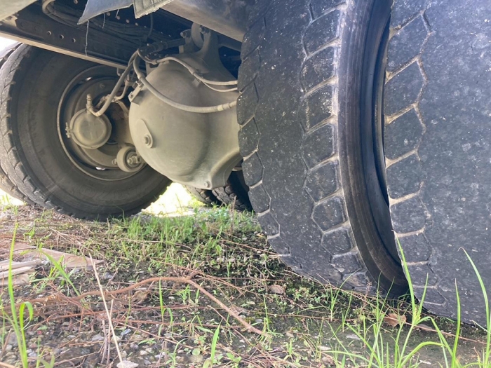 お父さんが撮影した加害ダンプのダブルタイヤ。トレッド部はかなり摩耗していた（平田さん撮影）