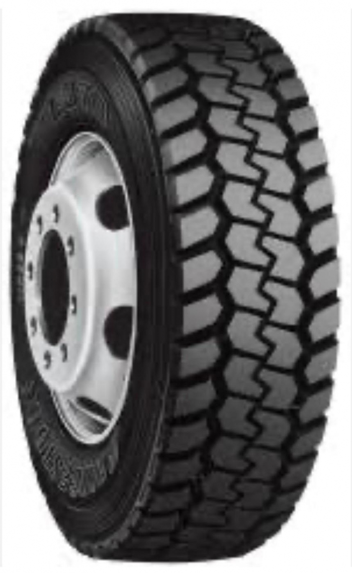 同型の新品タイヤと上の写真を比較すると、トレッド中央部の溝が完全に摩耗していることがわかる（ブリヂストンのサイトより遺族撮影）