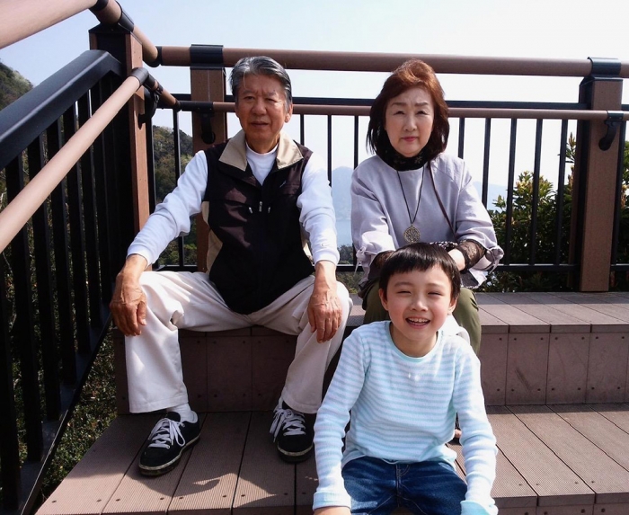 2018年4月の春休み、大好きだった祖父母宅に帰省したときのお出かけスナップ。「あの楽しそうな晴琉くんの笑顔が、もう見られないのかと思うと胸が締め付けられます」晴琉くんは双方の祖父母にとって、たった一人のかけがえのない孫だった（遺族提供）