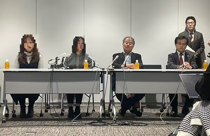 1月22日、高裁判決の後に記者会見する遺族ら（筆者撮影）＊写真は一部加工しています
