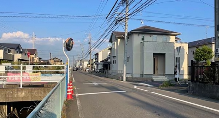 事故現場。沙也香さんは道路右端を散歩中、後ろから逆走してきた軽自動車にはねられた（筆者撮影）