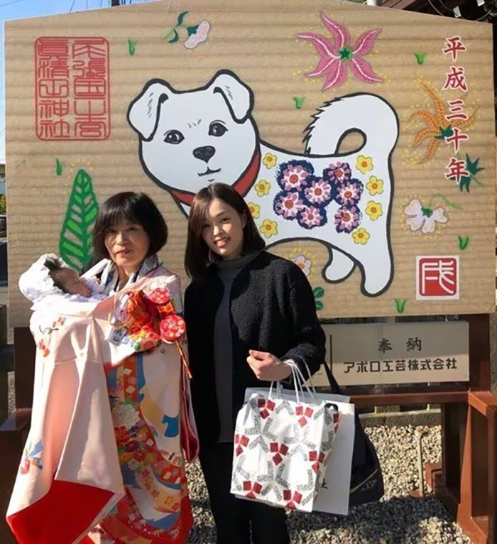2018年、兄夫婦の赤ちゃんのお宮参りで、母の美香さんと沙也香さん（家族提供）