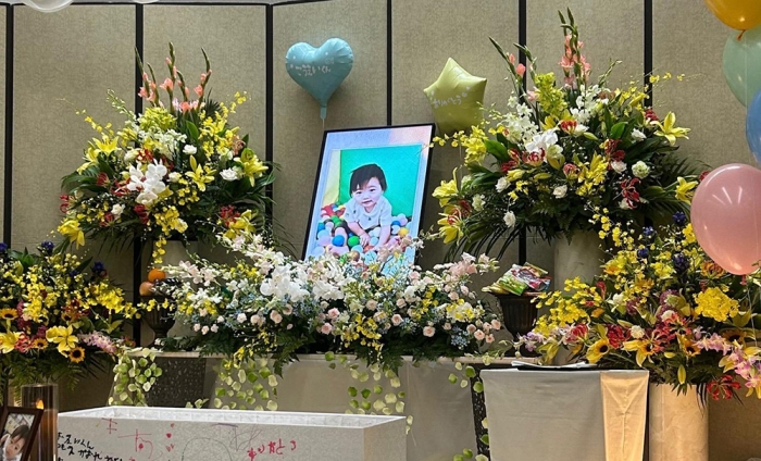 母の回復を待ち、事故から9日後に営まれた煌瑛ちゃんの葬儀（遺族提供）