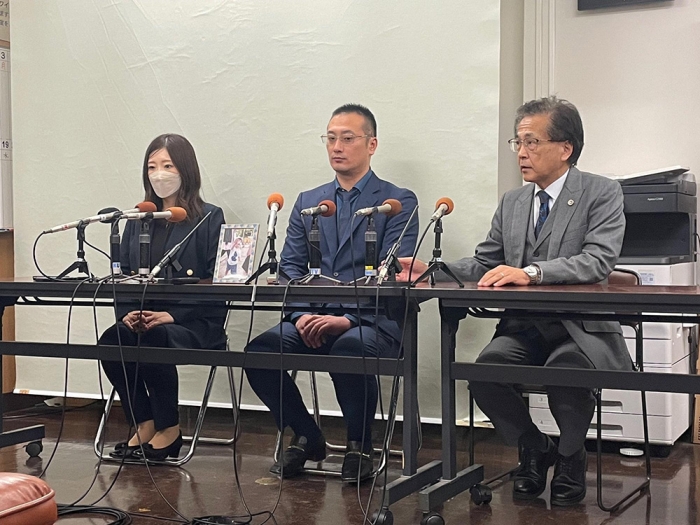 2月4日、第2回公判終了後に高地県庁で開かれた記者会見。左から神農彩乃さん、夫の神農諭哉さん、被害者支援代理人をつとめる髙橋正人弁護士(筆者撮影)