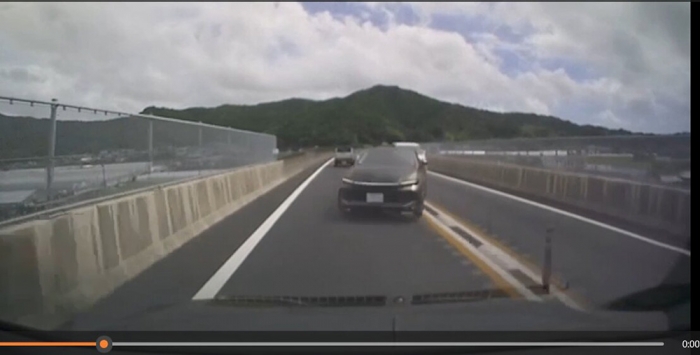 神農さんのドライブレコーダーに記録されていた正面衝突直前の様子を静止画像にしたもの。竹崎被告が運転する対向車がセンターラインを越えてきているのがわかる(遺族提供)