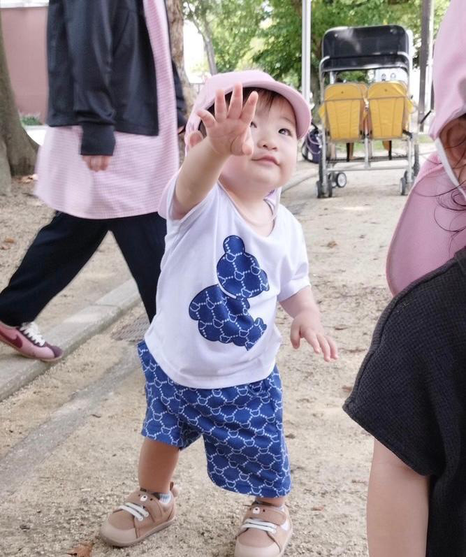 事故の少し前、よちよち歩きを始めたばかりの煌瑛ちゃん。棺には祖母からの1歳の誕生日プレゼントだった新しいスニーカーを入れたという(遺族提供)